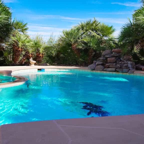 LUX 8BR/4BA Villa w/Heated Pool+Spa, 5min to Strip - Image 1