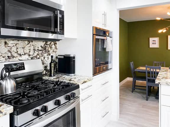 LUX 6BR/3BA Villa, 10m 2 Strip, Pool+Spa+7 carpark