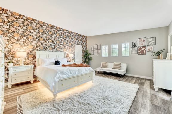 LUX 7BA/5BA Oasis w/Heated Pool & Spa +huge garden